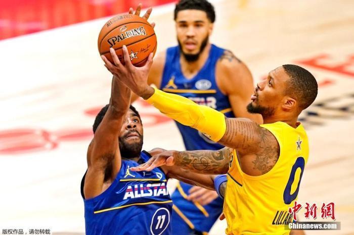 资料图:北京时间3月8日,美国NBA全明星赛在亚特兰大落下帷幕,詹姆斯队170:150击败杜兰特队,字母哥扬尼斯·阿德托昆博全场16投16中,砍下35分,拿到全明星MVP。图为詹姆斯队利拉德(右)与杜兰特队欧文(左)在比赛中争抢球权。 资料图:北京时间3月8日,美国NBA全明星赛在亚特兰大落下帷幕,詹姆斯队170:150击败杜兰特队,字母哥扬尼斯·阿德托昆博全场16投16中,砍下35分,拿到全明星MVP。图为詹姆斯队利拉德(右)与杜兰特队欧文(左)在比赛中争抢球权。
