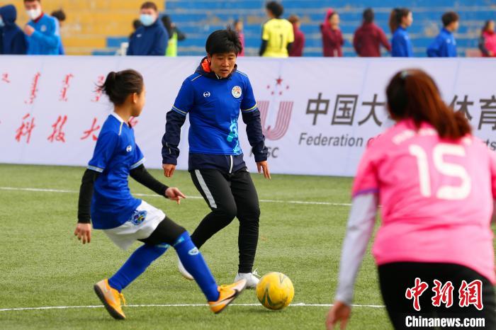 图为任桂辛和小学生在比赛中。 张林虎 摄 图为任桂辛和小学生在比赛中。 张林虎 摄
