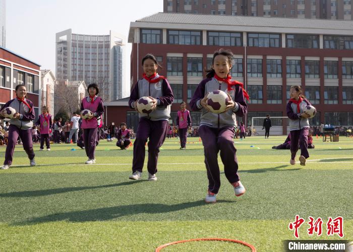 女孩参与趣味足球游戏。 杨迪 摄 女孩参与趣味足球游戏。 杨迪 摄
