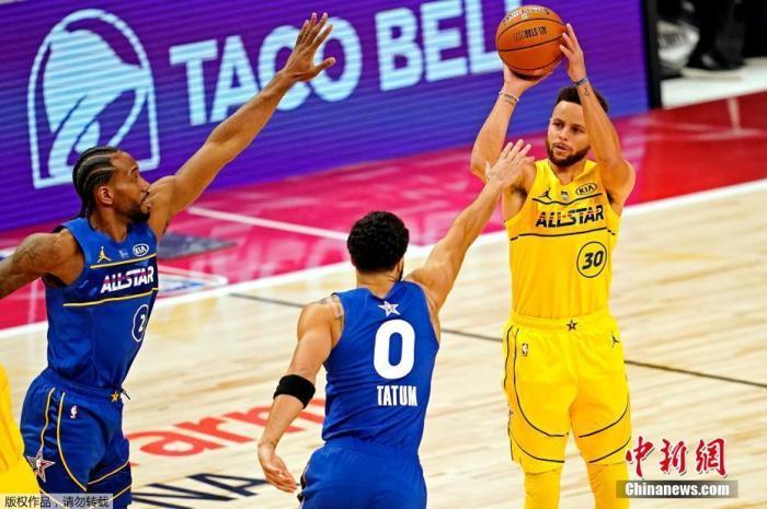 资料图:北京时间3月8日,美国NBA全明星赛在亚特兰大落下帷幕,詹姆斯队170:150击败杜兰特队,字母哥扬尼斯·阿德托昆博全场16投16中,砍下35分,拿到全明星MVP。图为詹姆斯队库里在比赛中投篮。 资料图:北京时间3月8日,美国NBA全明星赛在亚特兰大落下帷幕,詹姆斯队170:150击败杜兰特队,字母哥扬尼斯·阿德托昆博全场16投16中,砍下35分,拿到全明星MVP。图为詹姆斯队库里在比赛中投篮。