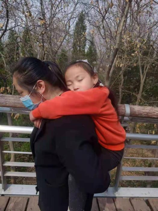 于晓燕背着女儿回家。受访者供图。 于晓燕背着女儿回家。受访者供图。