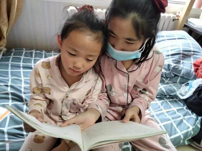 琪琪和姐姐一起学习。受访者供图。 琪琪和姐姐一起学习。受访者供图。