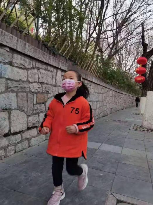 正在跑步的琪琪。受访者供图。 正在跑步的琪琪。受访者供图。