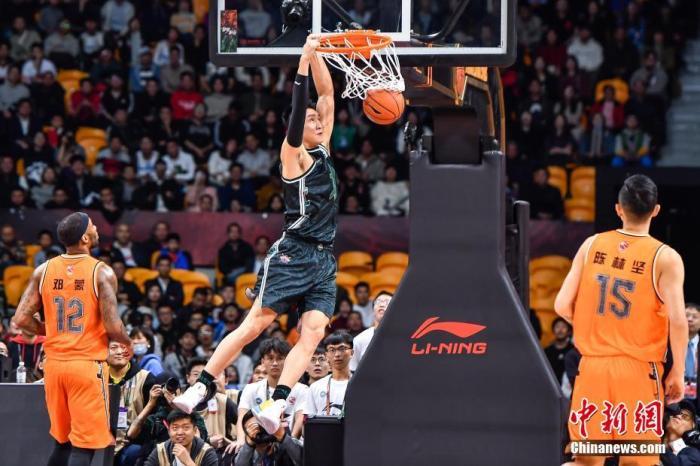 资料图：1月12日晚，2019-2020赛季CBA全明星周末“南北决战”在广州打响，最终南区明星队167比166战胜北区明星队。图为北区明星队球员孙悦(中)在比赛中扣篮。/p中新社记者 陈骥旻 摄