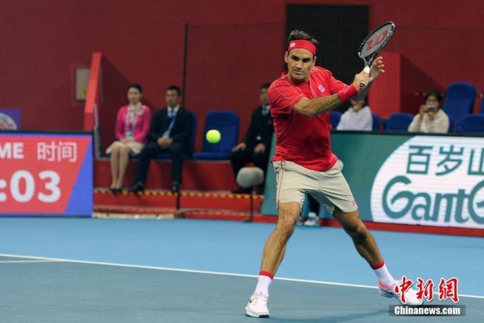 资料图：2019年12月29日，瑞士选手费德勒在比赛中回球。当日，在浙江杭州奥体中心举行的2019天猫杯国际网球邀请赛中，瑞士选手费德勒以2比1战胜德国选手亚历山大·兹维列夫。/p中新社记者 李晨韵 摄
鍏