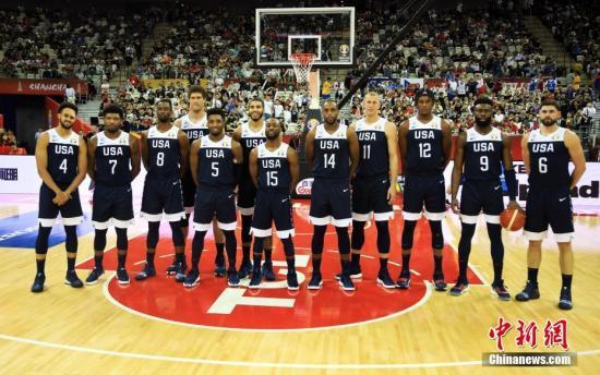 资料图：2019年9月1日，国际篮联篮球世界杯E组的比赛在上海拉开战幕。在当天进行的比赛中，美国队以88比67战胜捷克队，取得“开门红” 。图为美国男篮队员赛场合影。 汤彦俊 摄