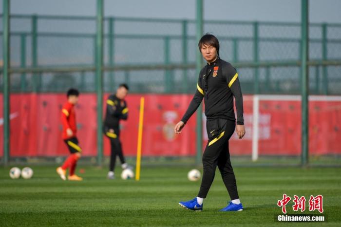 资料图:1月22日,中国国家男子足球队主教练李铁率领球员在海口展开冬季集训,备战2022年卡塔尔世界杯亚洲区预选赛预赛阶段(四十强赛)的比赛。图为中国国家男子足球队主教练李铁。 中新社记者 骆云飞 摄 资料图:1月22日,中国国家男子足球队主教练李铁率领球员在海口展开冬季集训,备战2022年卡塔尔世界杯亚洲区预选赛预赛阶段(四十强赛)的比赛。图为中国国家男子足球队主教练李铁。 /p中新社记者 骆云飞 摄