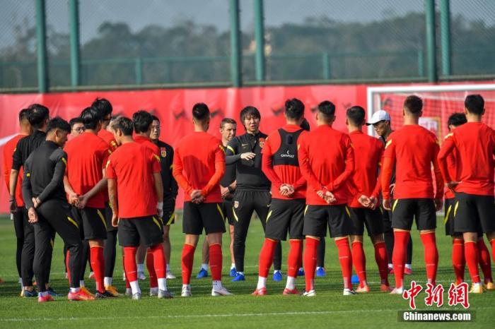 1月22日,中国国家男子足球队主教练李铁率领球员在海口展开冬季集训,备战2022年卡塔尔世界杯亚洲区预选赛预赛阶段(四十强赛)的比赛。图为李铁在训练前给球员开会。 中新社记者 骆云飞 摄 1月22日,中国国家男子足球队主教练李铁率领球员在海口展开冬季集训,备战2022年卡塔尔世界杯亚洲区预选赛预赛阶段(四十强赛)的比赛。图为李铁在训练前给球员开会。 /p中新社记者 骆云飞 摄