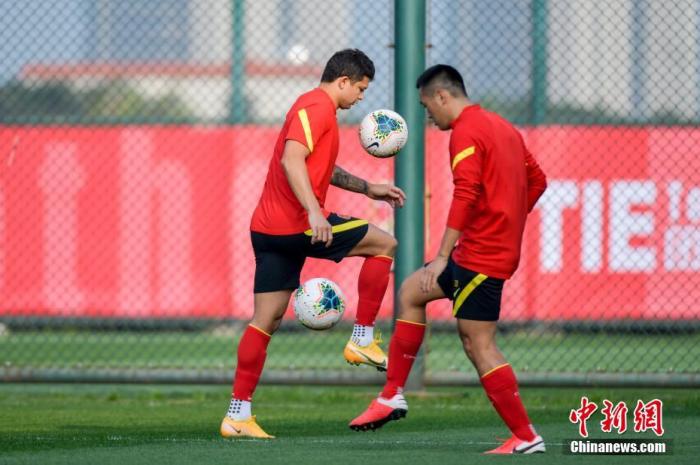 资料图：艾克森(左)与唐淼在国家队训练中。 /p中新社记者 骆云飞 摄