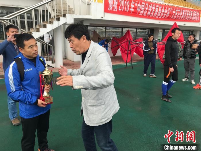 2018年,迟尚斌与中国石油大庆石化职工球员现场交流。 张旭阳 摄 2018年,迟尚斌与中国石油大庆石化职工球员现场交流。 张旭阳 摄