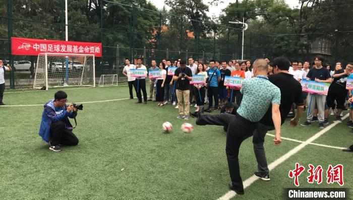 2019年,迟尚斌(黑衣)为航天十一院职工足球赛事荣誉开球。 张旭阳 摄 2019年,迟尚斌(黑衣)为航天十一院职工足球赛事荣誉开球。 张旭阳 摄