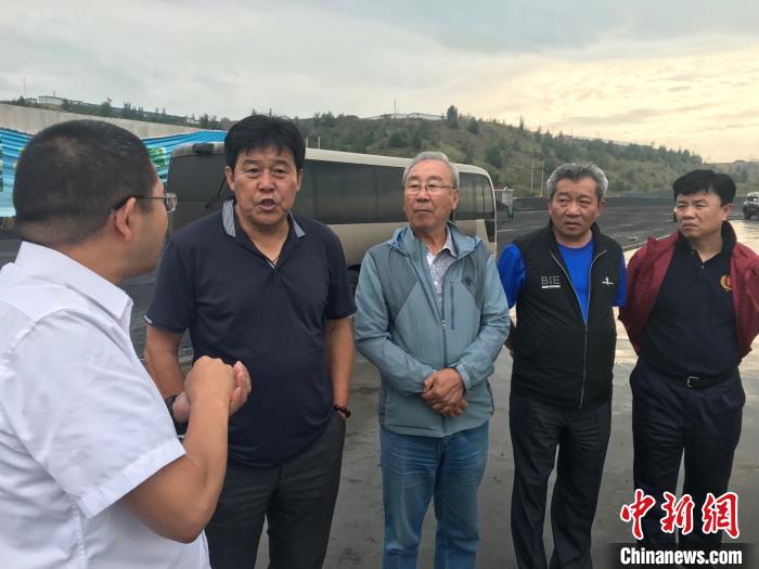 2019年,迟尚斌与马元安(左三)前往中煤平朔矿区,了解职工生产工作的特点,为职工足球促进本职工作开展,建言献策。 张旭阳 摄 2019年,迟尚斌与马元安(左三)前往中煤平朔矿区,了解职工生产工作的特点,为职工足球促进本职工作开展,建言献策。 张旭阳 摄
