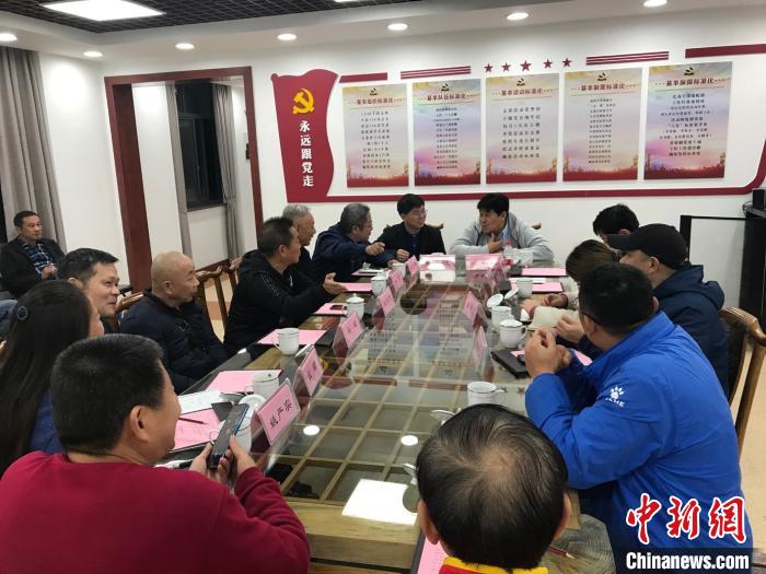 2020年,迟尚斌与浙江巨化集团进行座谈,讨论“如何做好单位职工足球文化建设”。 张旭阳 摄 2020年,迟尚斌与浙江巨化集团进行座谈,讨论“如何做好单位职工足球文化建设”。 张旭阳 摄