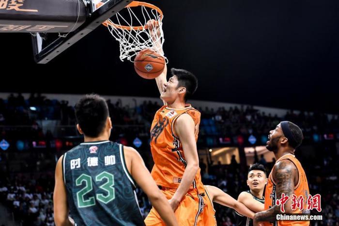 资料图：2020年1月12日晚，2019-2020赛季CBA全明星周末“南北决战”在广州打响，最终南区明星队167比166战胜北区明星队。图为南区明星队球员胡金秋(中)在比赛中扣篮。/p中新社记者 陈骥旻 摄