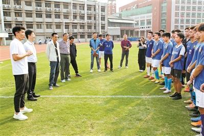 两代国足队长力撑“学霸型”校园足球