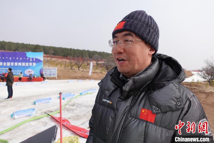 冬季两项国家队领队接受中新社记者采访,表达了对参赛队员的肯定 郝凌宇 摄 冬季两项国家队领队接受/p中新社记者采访,表达了对参赛队员的肯定 郝凌宇 摄