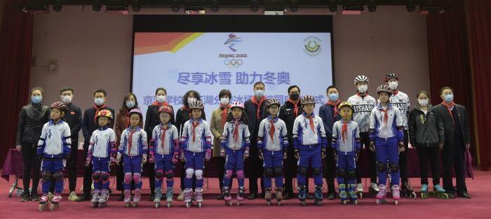 嘉宾、校领导与学生代表合影。京源学校莲石湖分校 供图 嘉宾、校领导与学生代表合影。京源学校莲石湖分校 供图