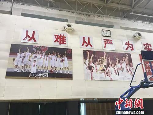 资料图:原来挂在墙上的两张日本队夺冠的巨幅照片 资料图:原来挂在墙上的两张日本队夺冠的巨幅照片