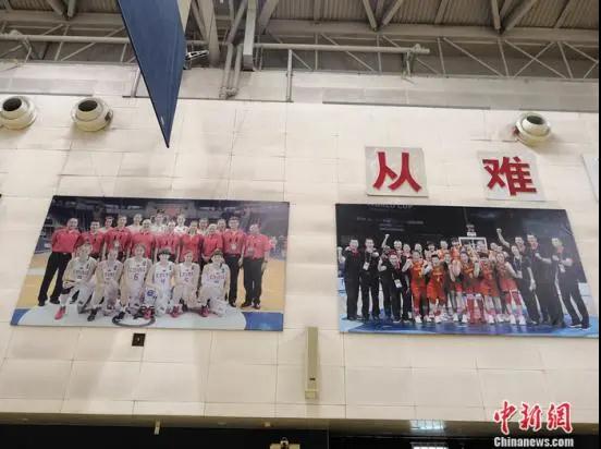资料图:挂在墙上的两张新照片。 资料图:挂在墙上的两张新照片。