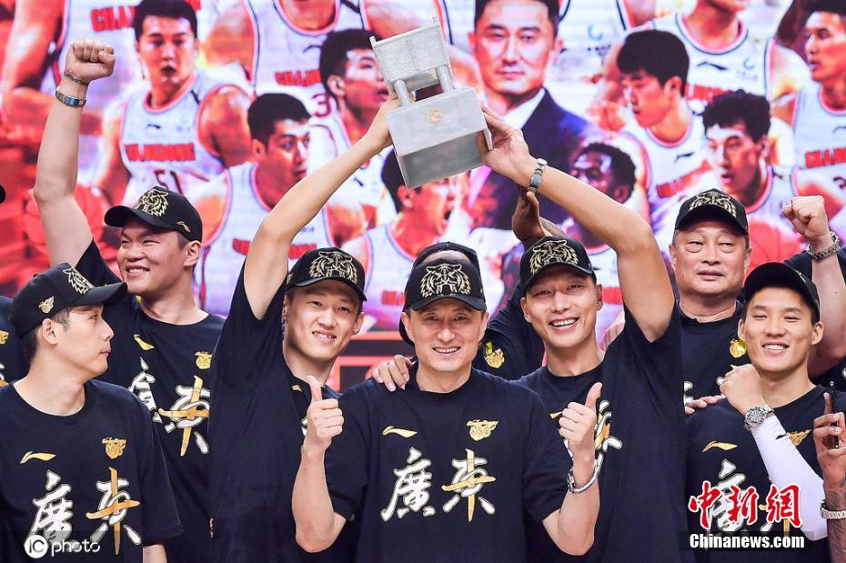 资料图:2019-20赛季颁奖仪式上广东队捧起奖杯。图片来源:IC photo 资料图:2019-20赛季颁奖仪式上广东队捧起奖杯。图片来源:IC photo