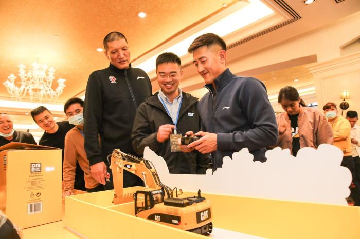吕晓明操作挖掘机模型。组委会供图 吕晓明操作挖掘机模型。组委会供图