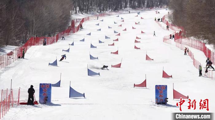 全国单板滑雪平行项目锦标赛在黑龙江省亚布力体育训练基地开赛。黑龙江省体育局供图 全国单板滑雪平行项目锦标赛在黑龙江省亚布力体育训练基地开赛。黑龙江省体育局供图