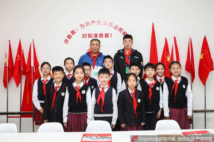北区星锐队主教练王晗、北区星锐队球员王少杰和同学们在一起。图片来源:Osports全体育图片社 北区星锐队主教练王晗、北区星锐队球员王少杰和同学们在一起。图片来源:Osports全体育图片社