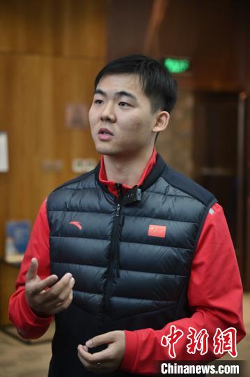 国家残疾人单板国家滑雪队体能教练刘浩正在接受记者采访。中新社记者张兴龙摄 张兴龙 摄 国家残疾人单板国家滑雪队体能教练刘浩正在接受记者采访。/p中新社记者张兴龙摄 张兴龙 摄