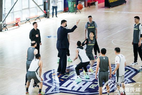 姚明为联谊赛开球。图片来源:CBA公司 姚明为联谊赛开球。图片来源:CBA公司