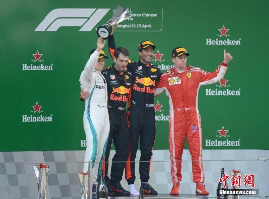 资料图：2018年F1大奖赛，芬兰车手基米·莱科宁(右一)获得第三名。/p中新社记者 侯宇 摄