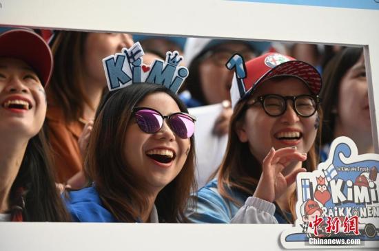 资料图:图为芬兰车手莱科宁的中国“粉丝”们赛后集体合影留念。 中新社记者 侯宇 摄 资料图:图为芬兰车手莱科宁的中国“粉丝”们赛后集体合影留念。 /p中新社记者 侯宇 摄