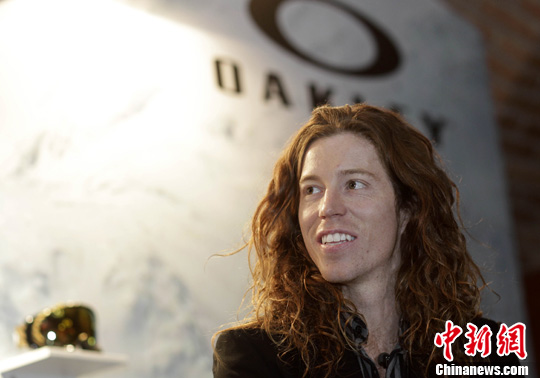 11月30日，单板滑雪巨星肖恩·怀特 Shaun White 在北京宣传沸雪大赛。Oakley与单板滑雪巨星肖恩·怀特共同呈现的沸雪Air&Style 2011当日正式登陆北京。/p中新社发 盛佳鹏 摄