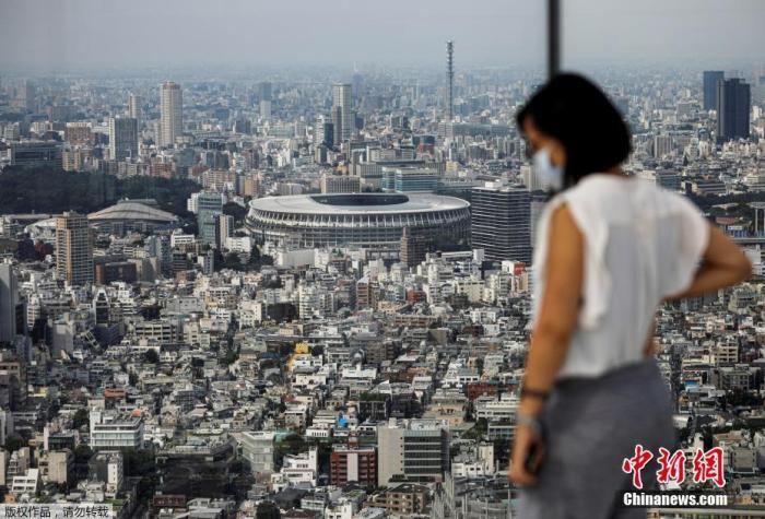 7月20日,日本东京一处观景台上,一名戴口罩的游客远眺日本东京奥运会和残奥会的主体育场。Issei Kato 7月20日,日本东京一处观景台上,一名戴口罩的游客远眺日本东京奥运会和残奥会的主体育场。Issei Kato
