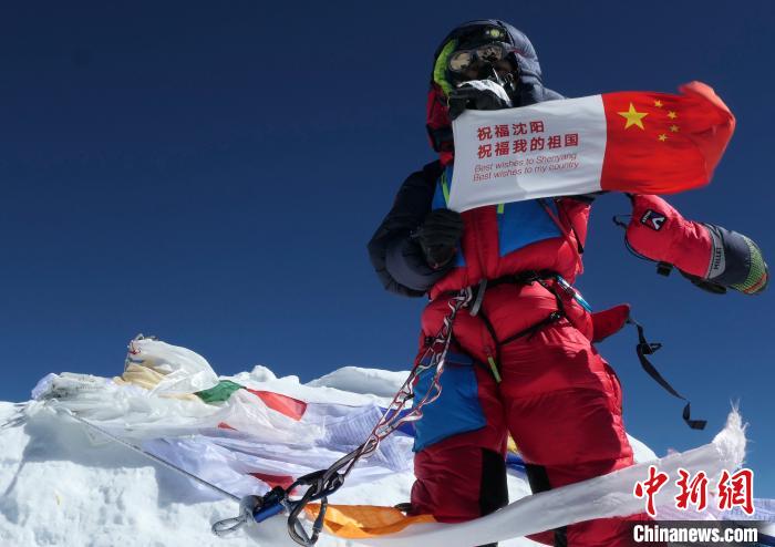 2019年5月21日,孙义全第三次登顶珠峰,成为国内从南坡登顶珠峰次数最多的登山家。孙义全 供图 2019年5月21日,孙义全第三次登顶珠峰,成为国内从南坡登顶珠峰次数最多的登山家。孙义全 供图