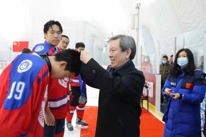 中华全国体育基金会副理事长兼秘书长彭晓为选手颁奖。图片来源:北京市体育局。 中华全国体育基金会副理事长兼秘书长彭晓为选手颁奖。图片来源:北京市体育局。