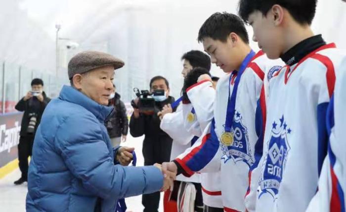 北京市体育基金会理事长孙康林和选手握手。图片来源:北京市体育局。 北京市体育基金会理事长孙康林和选手握手。图片来源:北京市体育局。