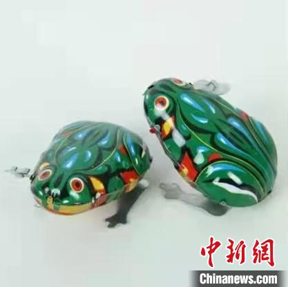 老上海式“绿色铁皮青蛙”,就诞生于郑昌祈工作过的玩具厂。 杨丽颖 摄 老上海式“绿色铁皮青蛙”,就诞生于郑昌祈工作过的玩具厂。 杨丽颖 摄