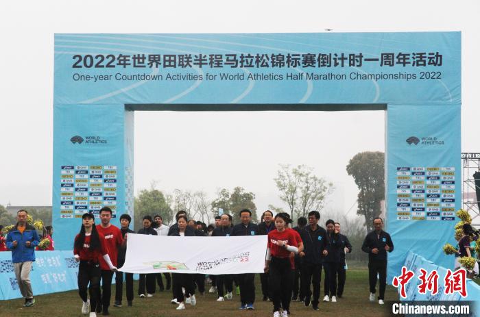 群众健身跑,喜迎“世马”。 崔佳明 摄 群众健身跑,喜迎“世马”。 崔佳明 摄