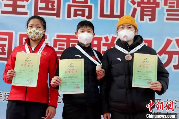 女子大回转项目上,黑龙江队包揽金银铜牌。 黑龙江省体育局提供 摄 女子大回转项目上,黑龙江队包揽金银铜牌。 黑龙江省体育局提供 摄