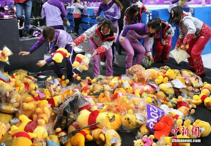 资料图:观众“粉丝”纷纷将毛绒宠物投向场地以示祝贺 中新社记者 宋吉河 摄 资料图:观众“粉丝”纷纷将毛绒宠物投向场地以示祝贺 /p中新社记者 宋吉河 摄
