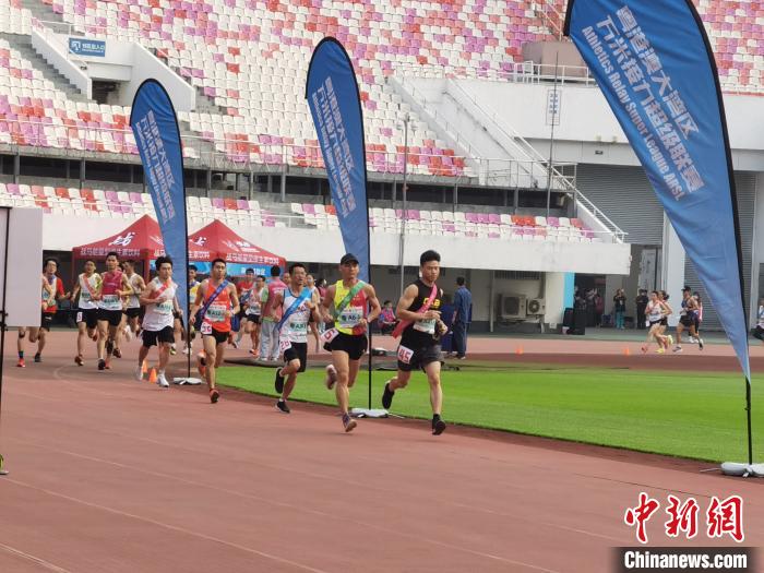 粤港澳大湾区万米接力超级联赛2021首站广州举行,图为运动员参赛。 唐贵江 摄 粤港澳大湾区万米接力超级联赛2021首站广州举行,图为运动员参赛。 唐贵江 摄