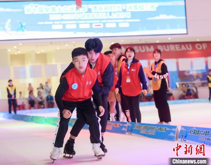 青少年体验冰上乐趣。活动组委会供图 青少年体验冰上乐趣。活动组委会供图
