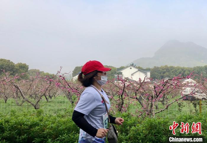 5000余名跑友万亩桃林中奔跑。 孙权 摄 5000余名跑友万亩桃林中奔跑。 孙权 摄