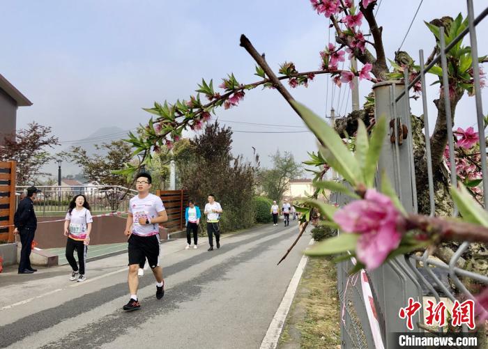 人在花中跑,美不胜收。 孙权 摄 人在花中跑,美不胜收。 孙权 摄