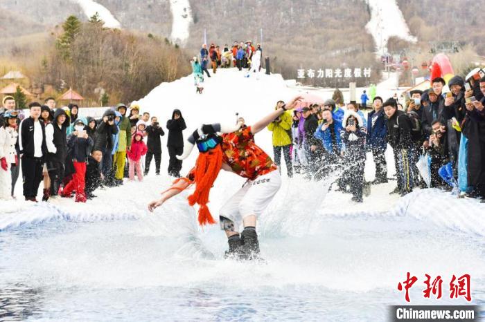 滑雪爱好者在光猪节上进行最后一滑。(吕品 摄)
