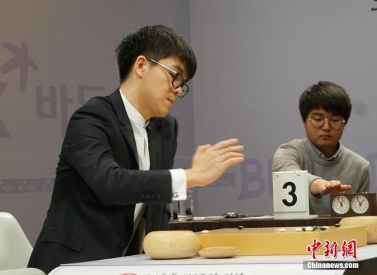 资料图：2019年3月5日，中国棋手柯洁与韩国棋手李世石进行对弈，二人当天在首尔参加纪念韩国“三一运动”100周年的“Bloodland杯”特别对局。最终，柯洁击败李世石取得胜利。图为柯洁。/p中新社记者 曾鼐 摄