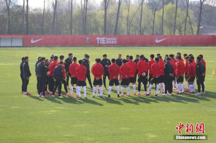 资料图：李铁与队员交流。张亨伟 摄