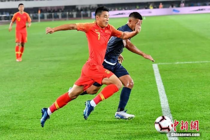 武磊在比赛中带球突破关岛队防守球员。/p中新社记者 陈骥旻 摄