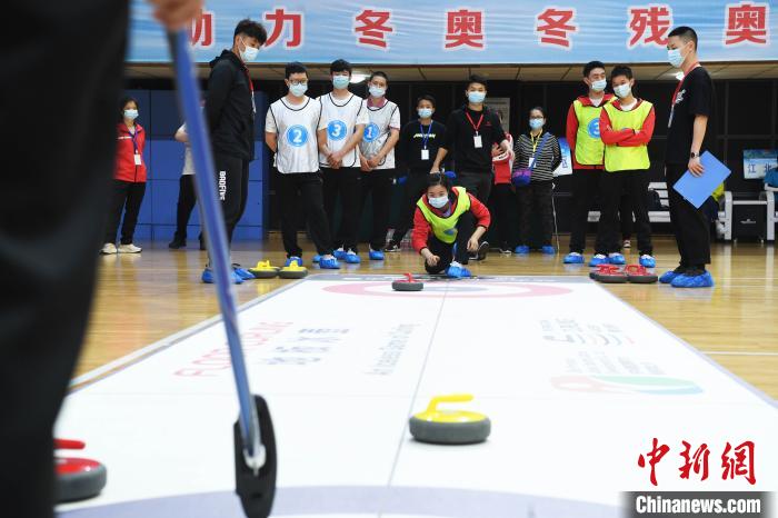 图为残疾人运动员开展旱地冰壶比拼。 陈超 摄 图为残疾人运动员开展旱地冰壶比拼。 陈超 摄
