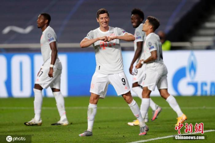 当地时间8月14日晚，2019-2020赛季欧冠1/4决赛在里斯本上演了一场进球大战，最终，德甲霸主拜仁慕尼黑队8：2大胜西甲巴塞罗那队，昂首挺进半决赛。如此悬殊的比分，也创造了巴塞罗那队史欧冠最差纪录。图为拜仁球星莱万多夫斯基庆祝进球。图片来源：IC photo